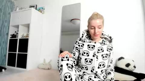 Snapshot of kenziedawton chatting on 10-13-25, 06:24 Kenzie online show from 10-13-25, 06:24