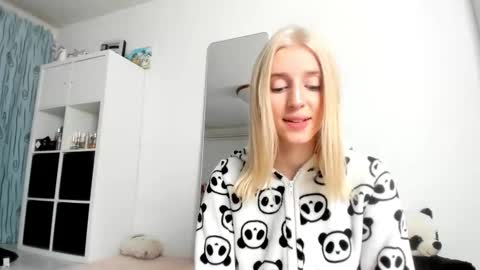 Snapshot of kenziedawton chatting on 10-22-25, 03:18 Kenzie online show from 10-22-25, 03:18