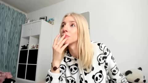 Snapshot of kenziedawton chatting on 10-24-25, 03:36 Kenzie online show from 10-24-25, 03:36