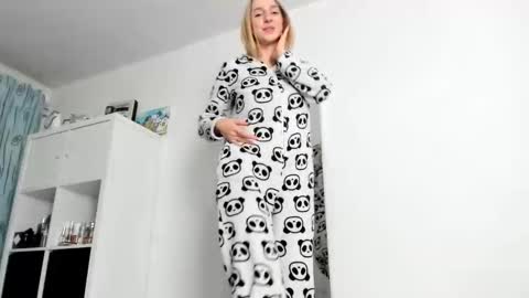 Snapshot of kenziedawton chatting on 10-25-25, 03:47 Kenzie online show from 10-25-25, 03:47