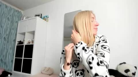 Snapshot of kenziedawton chatting on 10-25-25, 06:02 Kenzie online show from 10-25-25, 06:02