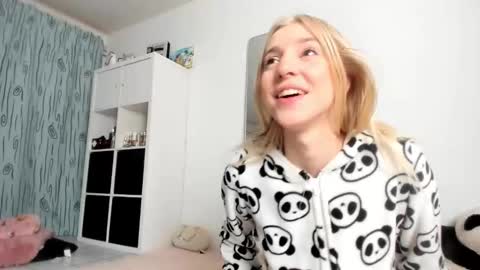 Snapshot of kenziedawton chatting on 10-27-25, 04:27 Kenzie online show from 10-27-25, 04:27