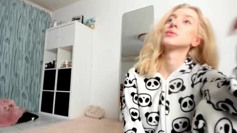 Snapshot of kenziedawton chatting on 11-02-25, 04:37 Kenzie online show from 11-02-25, 04:37