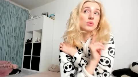 Snapshot of kenziedawton chatting on 11-08-25, 04:56 Kenzie online show from 11-08-25, 04:56