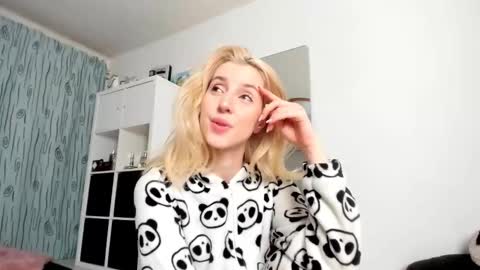 Snapshot of kenziedawton chatting on 11-10-25, 04:44 Kenzie online show from 11-10-25, 04:44