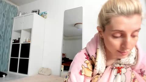 Snapshot of kenziedawton chatting on 11-16-25, 02:33 Kenzie online show from 11-16-25, 02:33