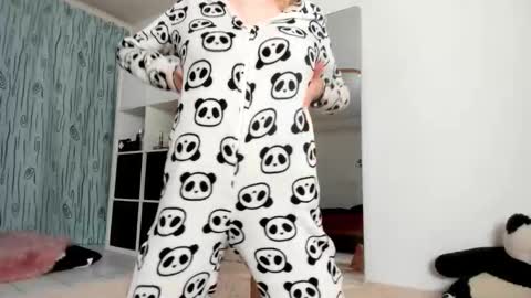 Snapshot of kenziedawton chatting on 11-21-25, 04:22 Kenzie online show from 11-21-25, 04:22