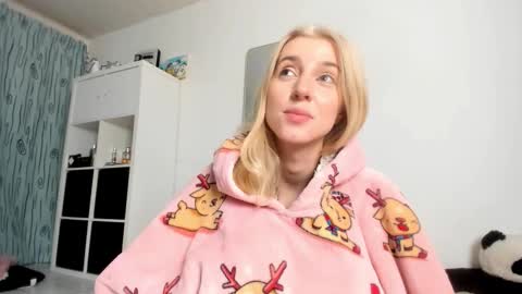 Snapshot of kenziedawton chatting on 11-23-25, 02:39 Kenzie online show from 11-23-25, 02:39