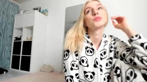 Snapshot of kenziedawton chatting on 11-24-25, 04:23 Kenzie online show from 11-24-25, 04:23