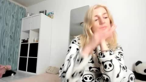 Snapshot of kenziedawton chatting on 11-26-25, 04:46 Kenzie online show from 11-26-25, 04:46