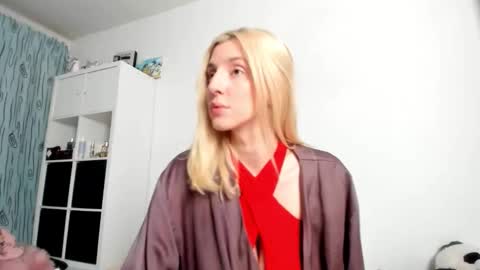 Snapshot of kenziedawton chatting on 12-14-25, 05:02 Kenzie online show from 12-14-25, 05:02