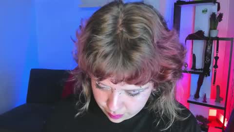 Snapshot of kenziesharik chatting on 12-19-25, 06:42 Kenzie online show from 12-19-25, 06:42