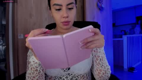 Laura online show from 11-11-25, 01:16