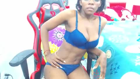 Snapshot of keyra_dainty chatting on 01-18-25, 10:49 Sandy Saenz online show from 01-18-25, 10:49