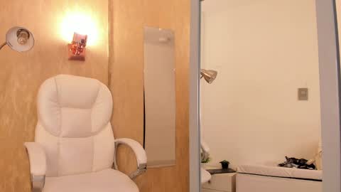 Khloe online show from 02-12-25, 03:49