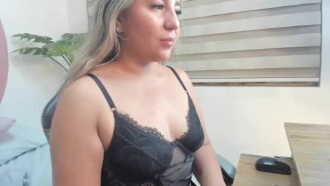 K I A R A  online show from 09-26-25, 03:32