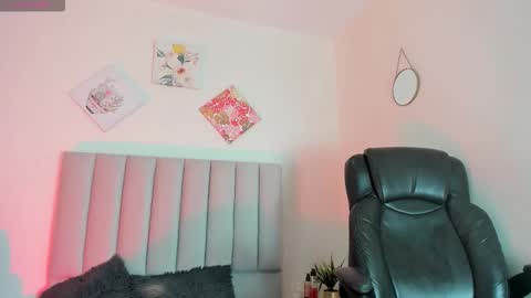 Snapshot of kiaraa88 chatting on 11-15-25, 11:40 Valery online show from 11-15-25, 11:40