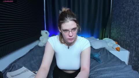 Snapshot of kiki_krash chatting on 02-15-25, 04:45 Kiki online show from 02-15-25, 04:45