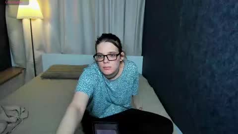 Snapshot of kiki_krash chatting on 03-08-25, 01:47 Kiki online show from 03-08-25, 01:47