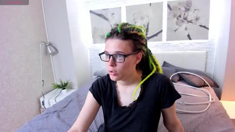 Snapshot of kiki_krash chatting on 09-14-25, 03:00 Kiki online show from 09-14-25, 03:00