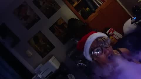 Snapshot of kikilovespartylights chatting on 12-19-25, 09:38 kikilovespartylights online show from 12-19-25, 09:38