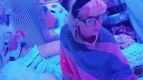 Snapshot of kikilovespartylights chatting on 01-18-26, 02:10 kikilovespartylights online show from 01-18-26, 02:10