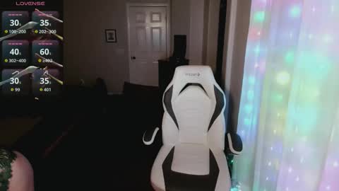 Snapshot of kiks823 chatting on 11-29-25, 08:50 ONLY FANS Britteebee online show from 11-29-25, 08:50