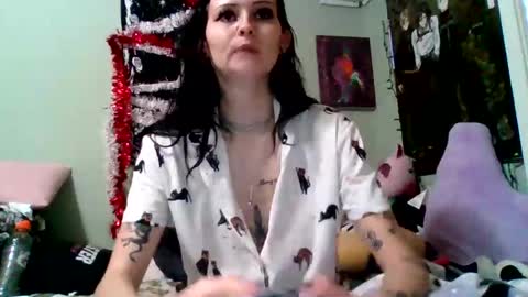 Snapshot of killakat21 chatting on 12-15-25, 10:36 Kat 3 online show from 12-15-25, 10:36