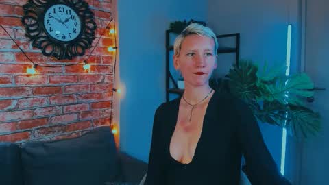 Snapshot of kim_waite chatting on 10-02-25, 12:12 Kim online show from 10-02-25, 12:12