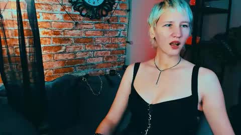 Snapshot of kim_waite chatting on 10-19-25, 12:28 Kim online show from 10-19-25, 12:28