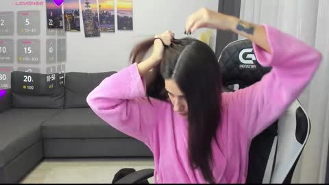 kimi_ivy online show from 10-31-25, 04:35