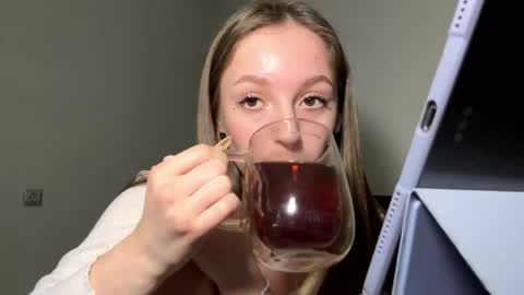 Snapshot of kimireaves chatting on 03-12-26, 12:44 Karma online show from 03-12-26, 12:44