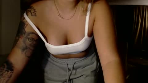 Snapshot of kimlee4 chatting on 11-06-25, 07:04 Kim Lee online show from 11-06-25, 07:04