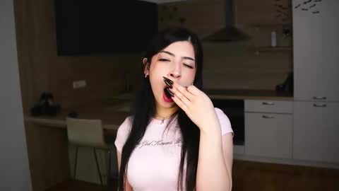 Snapshot of kindraevert chatting on 11-06-25, 04:57 Megan online show from 11-06-25, 04:57