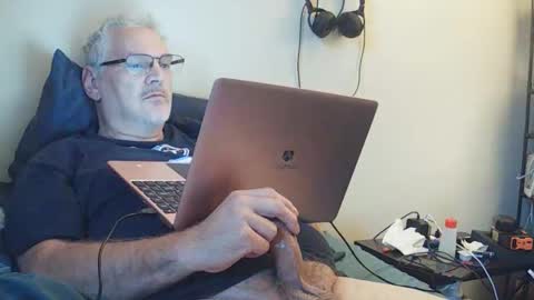 Snapshot of kingtongue10 chatting on 10-21-25, 10:32 kingtongue10 online show from 10-21-25, 10:32