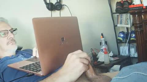 Snapshot of kingtongue10 chatting on 12-19-25, 08:49 kingtongue10 online show from 12-19-25, 08:49