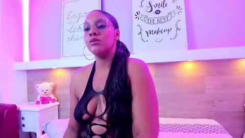 Snapshot of kinky_thifanny chatting on 03-06-26, 12:01 Thifanny online show from 03-06-26, 12:01