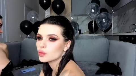 Snapshot of kira_mmr chatting on 11-02-25, 03:42 Kira and friends online show from 11-02-25, 03:42