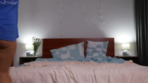 kira bloom online show from 04-28-26, 08:52