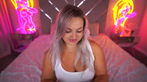 Snapshot of kiracandys chatting on 09-22-25, 10:01 Kira online show from 09-22-25, 10:01