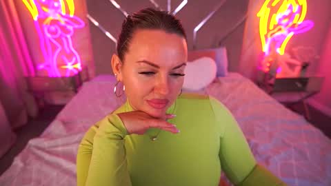 Snapshot of kiracandys chatting on 09-25-25, 10:02 Kira online show from 09-25-25, 10:02