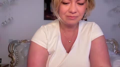 Snapshot of kiradivine chatting on 11-28-25, 01:58 KiraDivine online show from 11-28-25, 01:58