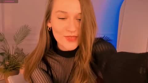 Snapshot of kiragold_ chatting on 11-17-25, 02:12 Kira online show from 11-17-25, 02:12