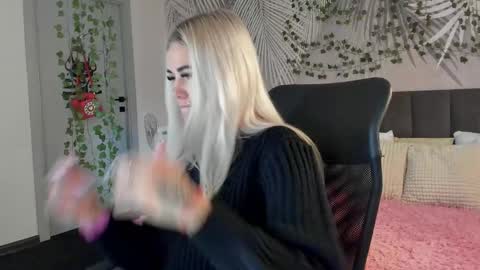 Kira online show from 11-10-25, 01:37