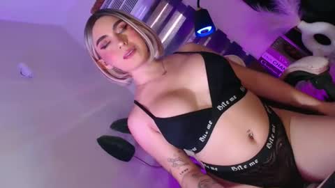 Snapshot of kiramillerxx chatting on 09-10-25, 02:11 Its your girl KIRA online show from 09-10-25, 02:11