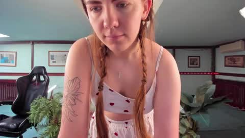 Snapshot of kirarustle chatting on 05-28-26, 01:47 Kira online show from 05-28-26, 01:47