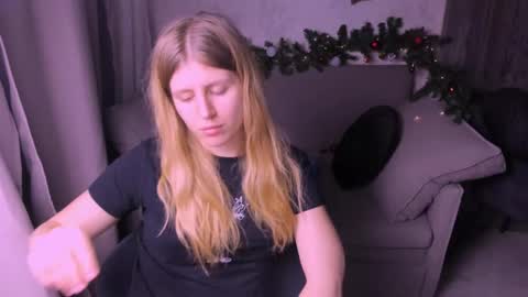 Snapshot of kirraa_ chatting on 12-12-24, 10:31 Kira online show from 12-12-24, 10:31