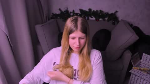 Snapshot of kirraa_ chatting on 12-22-24, 10:25 Kira online show from 12-22-24, 10:25