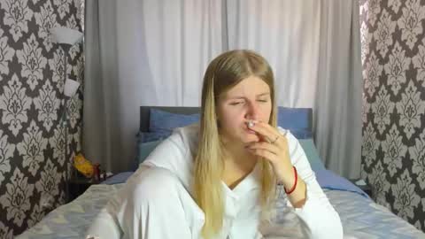 Snapshot of kirraa_ chatting on 09-28-25, 12:54 Kira online show from 09-28-25, 12:54
