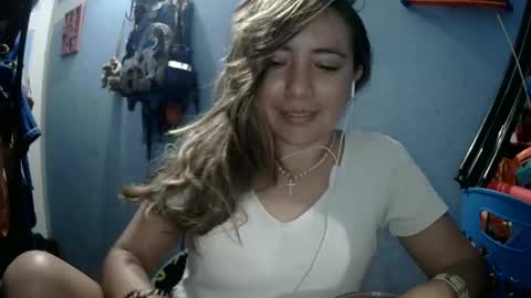 Snapshot of kissmelovejummy chatting on 10-24-25, 08:22 Erika paul online show from 10-24-25, 08:22